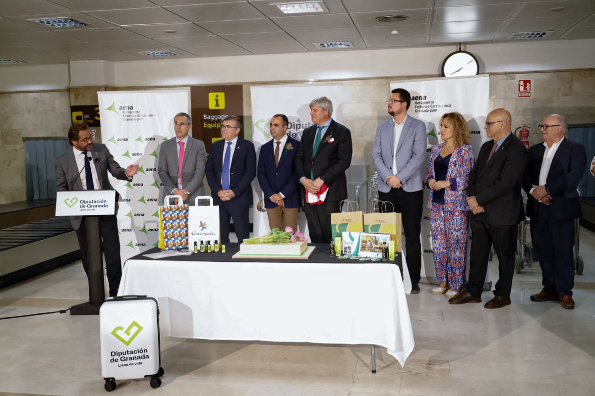 Motril__Digital's tweet photo. Inaugurada la nueva conexión aérea entre Ámsterdam y Granada

https://t.co/WX1uSCPVgV https://t.co/T0bP8LgJCQ