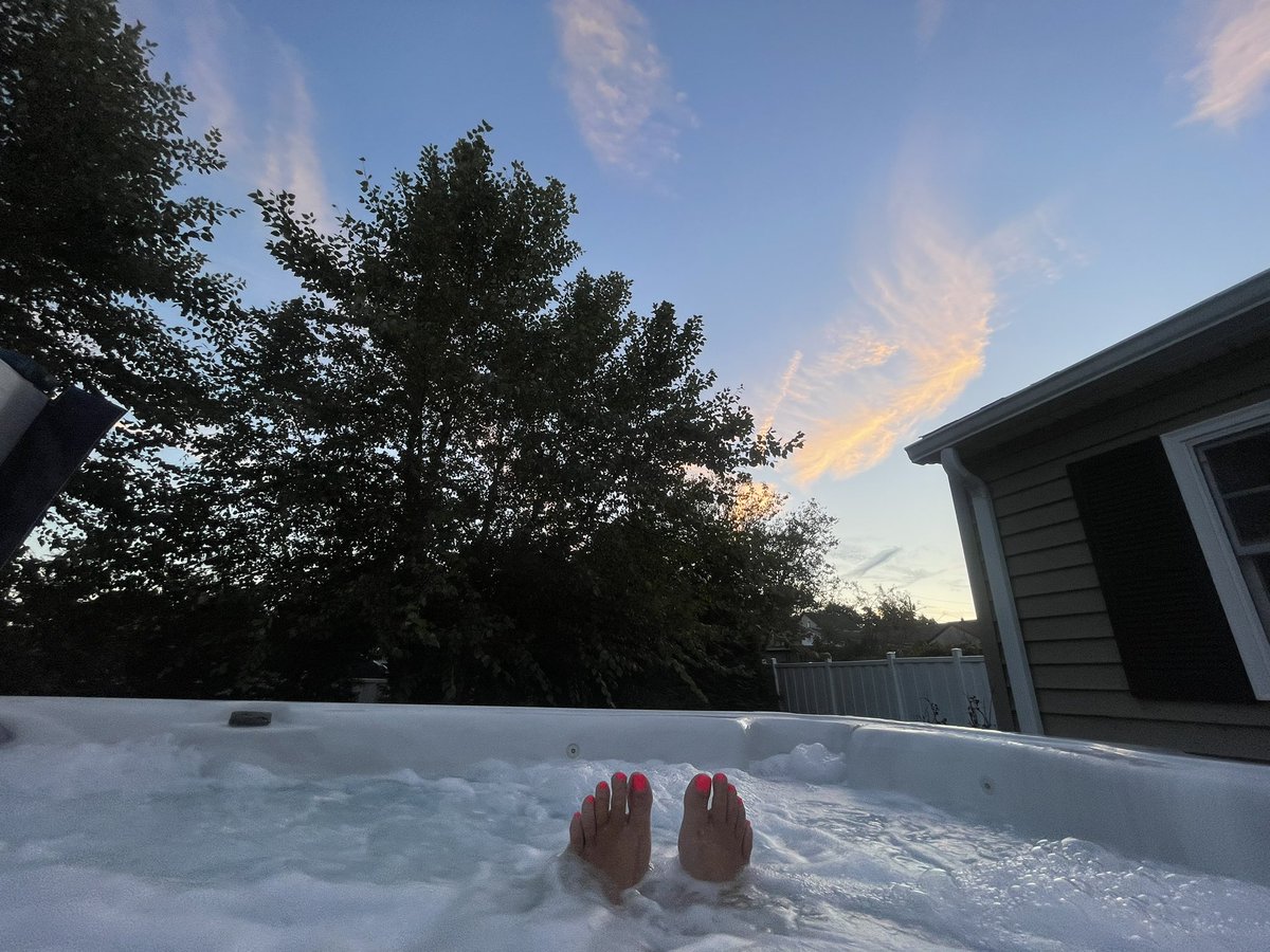 _silvergal's tweet image. Watching the sunset 💕 #radicalselfcare #beachlife #gratitude