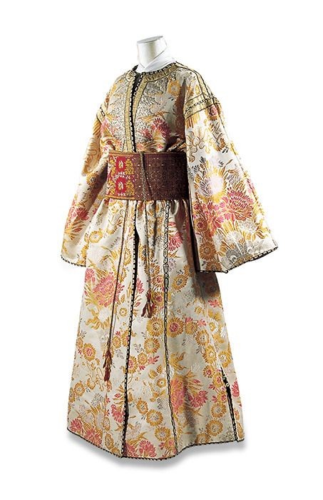 kaftanstories's tweet photo. Representing the kingdom of Morocco, a " JELLABA " and a vintage Bahja " CAFTAN " are exposed at the Bunka Gakuen Costume Meuseum in Tokyo, Japon. 

🇯🇵❤️🇲🇦 https://t.co/Ehkwy8oRiK