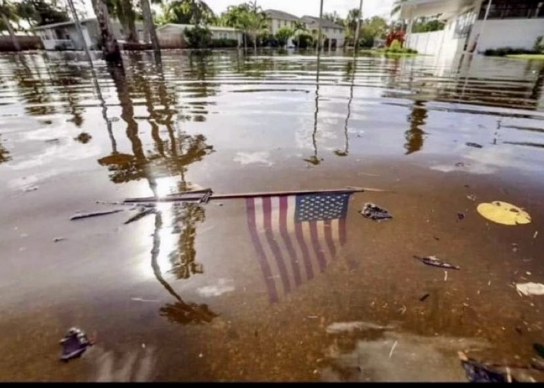 RealJamesWoods's tweet image. This image embodies the Biden/Harris administration in all its abject failure. A sleeping sand slug and a cackling drunk. 

All while America sinks into the abyss.