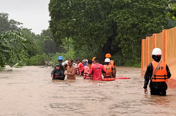 firehorse249791's tweet photo. Typhoon Krathon: Taiwan braces for powerful storm after rainfall in Philippines https://t.co/v6BLbEnzNQ #ClimateCrisis #SevereWeather #Storm #Flood #Typhoon #Krathon #CapeEluanbi #Kaohsiung #Maolin #Namasia #Taiwan #Philippines https://t.co/0d6u88jilA