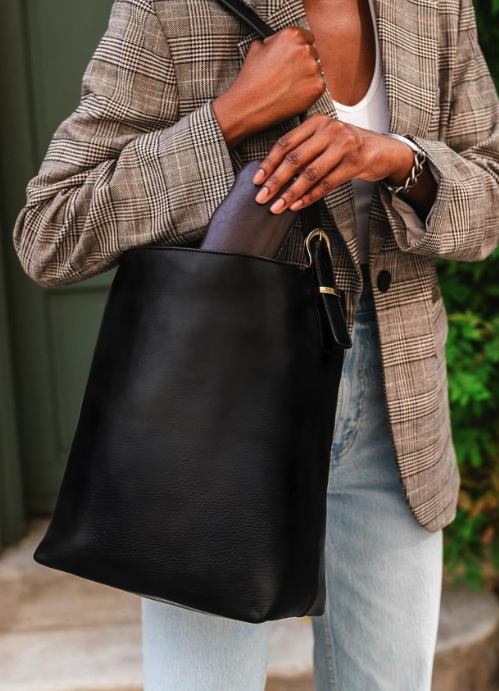 ThursdayBootCo's tweet photo. Our First Handbag Collection!🎉🎉 Meet the classic and timeless Bucket Bag! It embodies everything we love in a bag- tons of storage without extra bulk, goes with anything, and is built to last. 
#ThursdayBoots
#BucketBag
#LeatherBag https://t.co/QEIXiM9Zta