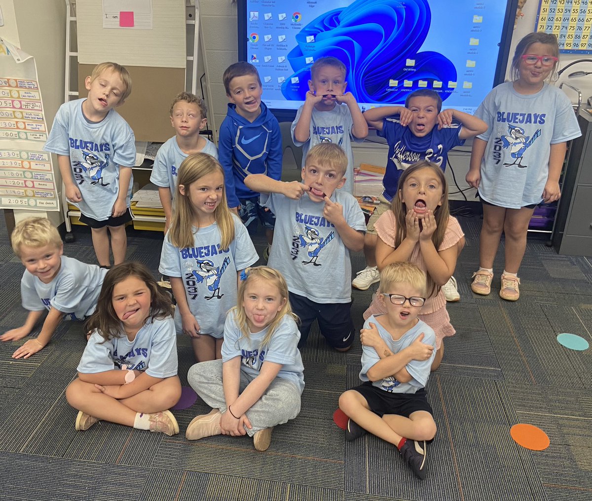 MsNull2019's tweet photo. Thank you @R7PTO for the t-shirts! 💙 @PlattinPrimary https://t.co/k3HmEEt4Fk