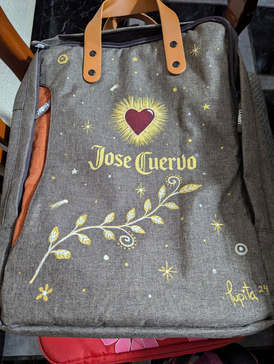 acuareleando's tweet photo. Me regalaron esta mochilita muy cool y pues decidí ponerle mi toque, sólo tenía las letras de José Cuervo en blanco, así que le puse sus toques lindos para hacerla muy yo. https://t.co/aQy7woKyAr