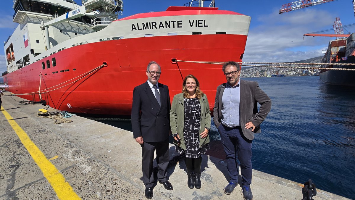 MilenioBASE's tweet photo. 🇦🇶Colaboración y mirada futuro⚓️ En #Valparaíso participamos en presentación de "Territorio Chileno Antártico. Una mirada multidisciplinaria", publicación de la Academia de Guerra Naval y el Centro de Estudios Navales y Marítimos de @Armada_Chile (1/4)🧵 https://t.co/RMEdsMTRKs