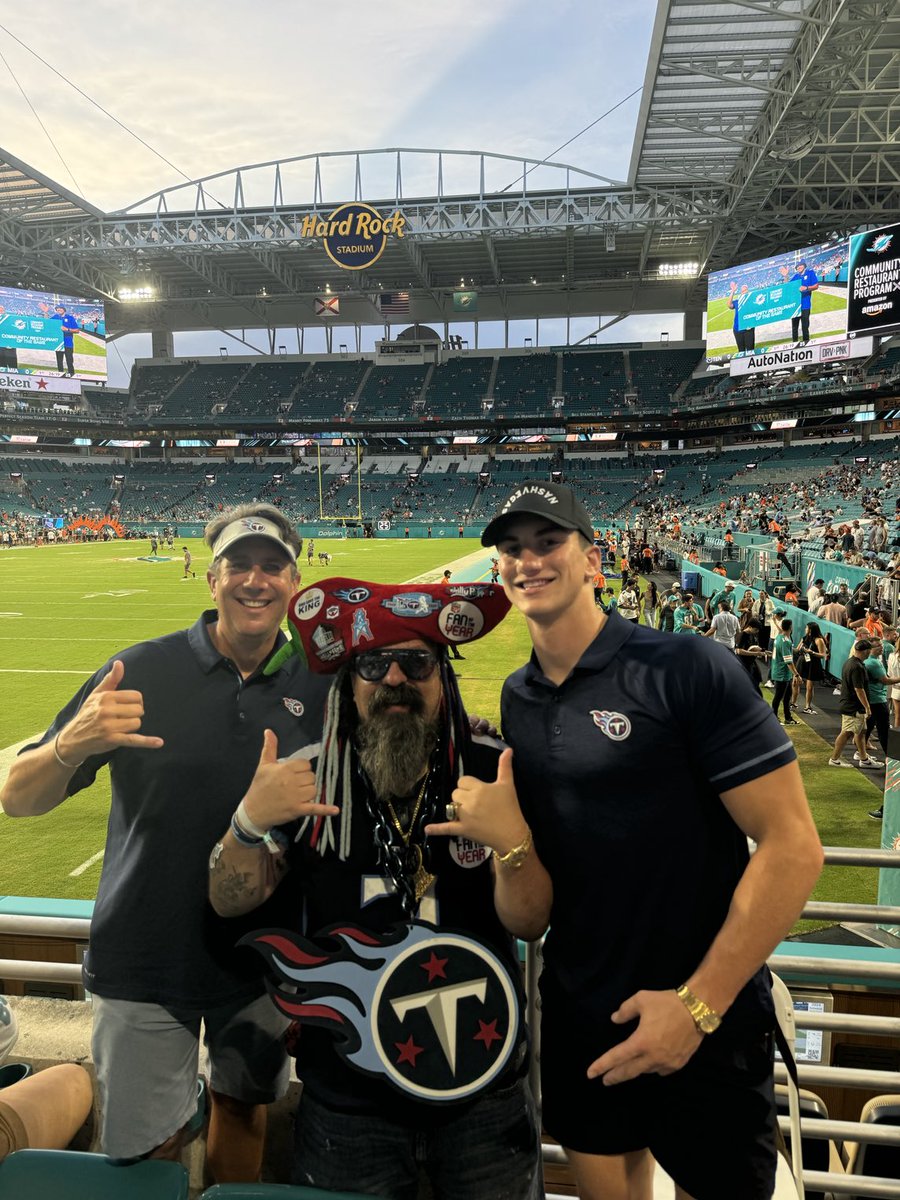 rath_tom's tweet photo. Met Chilly Pepper for the first time at the Monday Night Football game!! What a cool dude!! TitanUP!!⚔️⚔️ #Titans #Chillypepper https://t.co/RCxvr3eqxn
