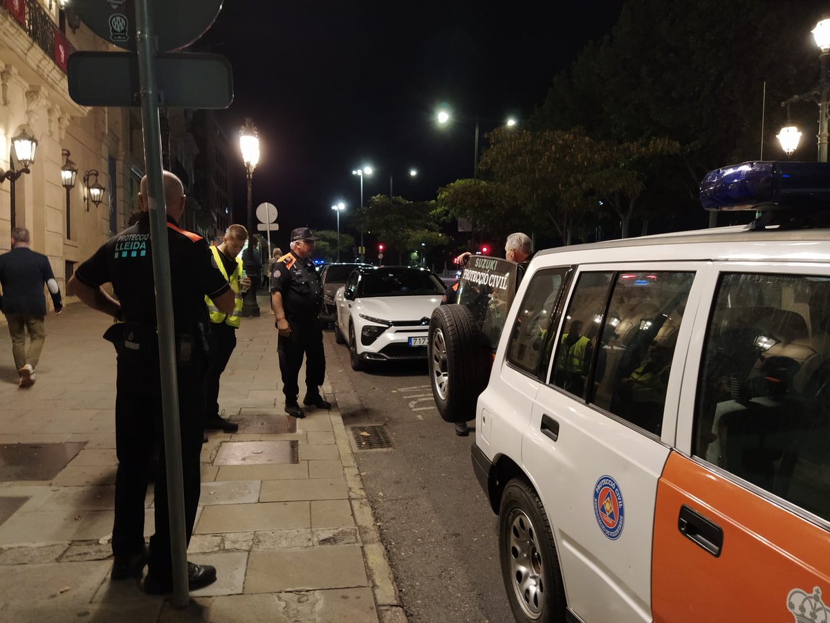 Protección Civil Lleida 🟧🟧🟧🟧 
Terminamos el servicio del dispositivo de seguridad del castillo de fuegos artificiales de fin de las Fiestas de Otoño de Lleida se han desplegado tres vehículos junto a doce voluntarios colaborando con <a href="/gUrbanaLleida/">Guàrdia Urbana de Lleida</a> <a href="/paerialleida/">Ajuntament de Lleida</a> <a href="/FestesLleida/">Festes Lleida</a>
