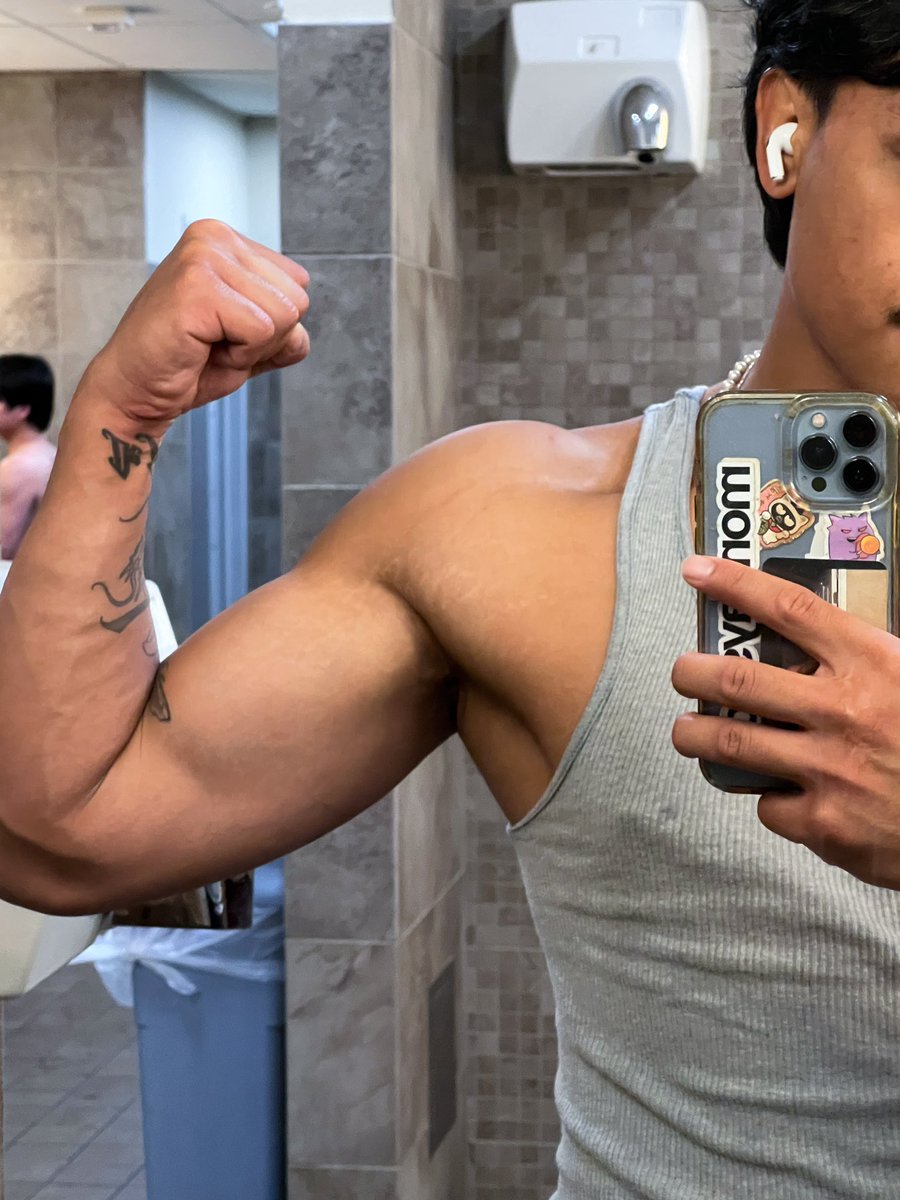 since biceptember is about to end 🙇🏽