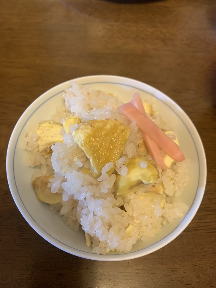 lympha33's tweet photo. @kami_nukenai さんのさつまいも🍠と栗🌰が届きました！
どちらもエネルギー満点な感じで、待ちきれずに早速栗ご飯にしていただきました❗️
こんなにしっかりと大きく、栗のホクホクとした味わいの栗ご飯は、有名店でも食べれない❗️食べたことのない美味しさでした✨朝から幸せ〜😋🍀✨🌰🍠 https://t.co/Ljf0d3kALu