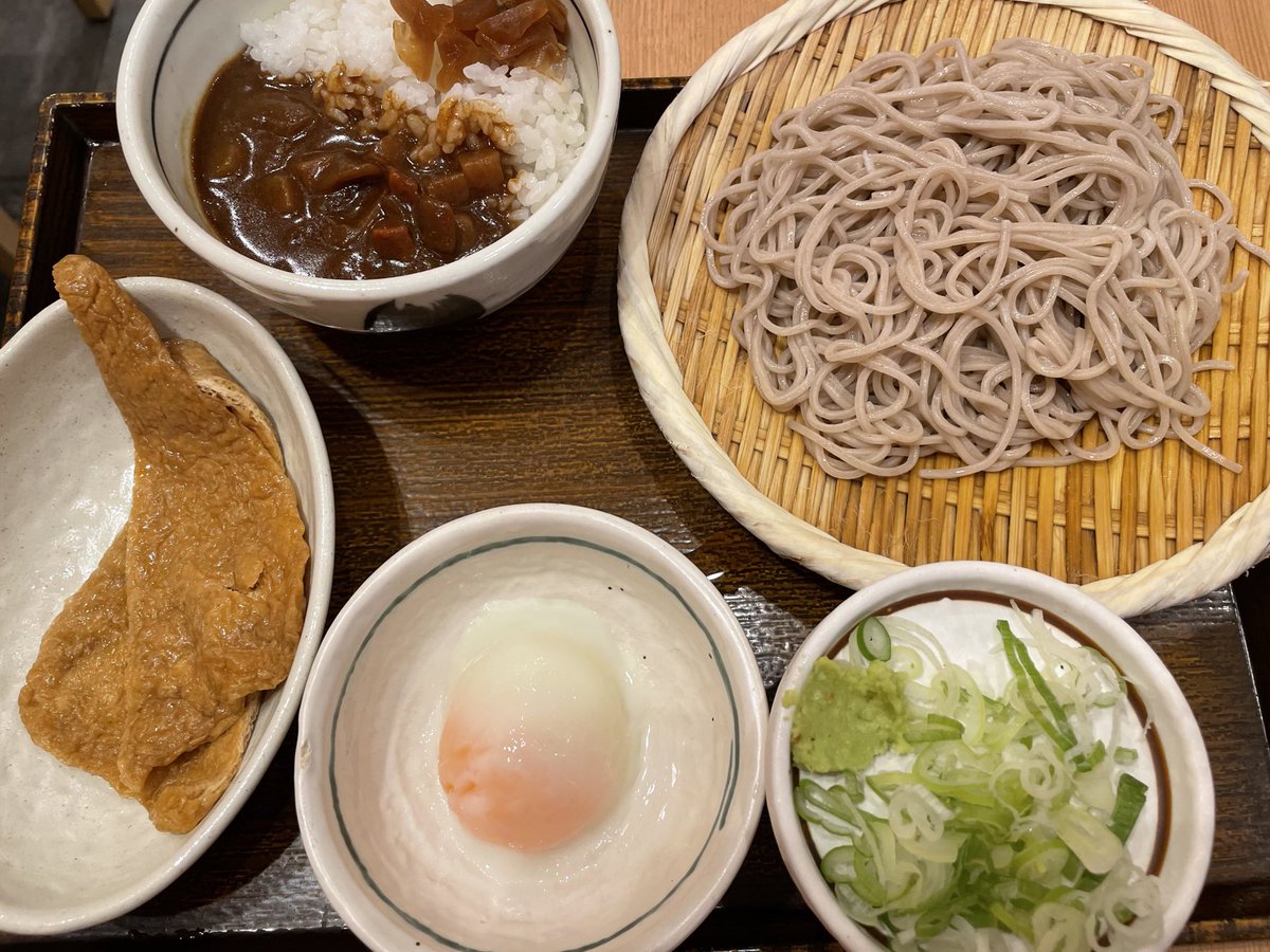 MaKon0202's tweet photo. 1年ぶりの日本一時帰国！
悩んだ末の最初の日本食はしぶそばさん！トッピングたくさんあるの嬉しい。
ざる��ばのつけだれに温泉卵いれるの大好きなんですが、まだ仲間を見つけられていません。

美味しかったです。これが、6€だなんて！

#しぶそば https://t.co/DB6yL4wD1E