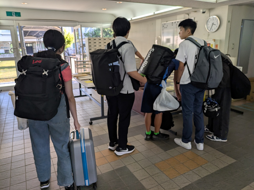 toba_kosen's tweet photo. おかえりなさい🙌元気だった？😃昨日、寮生がぞくぞくと鳥羽商船高専に帰ってきました✨どの学生も「夏休み楽しかった」と話してくれました☺️2カ月という長い夏休みが終わり、いよいよ後期が始まります💨#高専 #鳥羽商船高専 #帰寮 https://t.co/h1O4Ujl3lr
