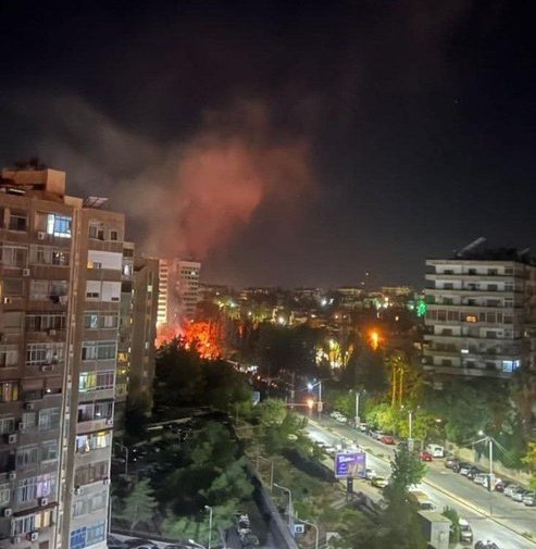 كما ورد انفجارت في #تل_ابيب 🔥

اعلام العدو: على مايبدو صاروخ فرط صوتي اطلق من اليمن

#بيروت #السيد_حسن_نصرالله #Lebanon