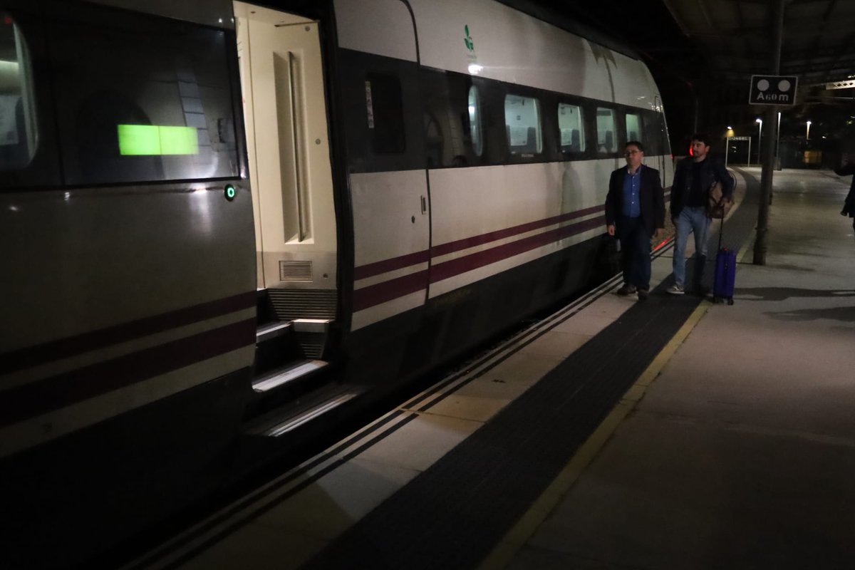 🚄 Sensació agredolça. Satisfacció pel retorn del tren Avant, tot i que reclamem que estiguin operatius tots els abonaments. 

⚠️Preocupació per l’afectació dels talls a la R15 i R16, manca de servei i d’informació.