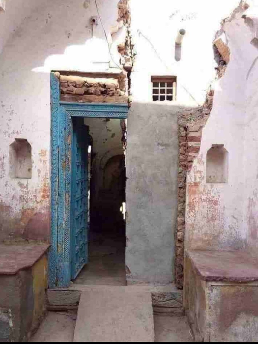 खुद ही तंग कर लिया बेटों ने अपने-अपने रास्ते।
 बीच आंगन में सिर्फ एक दीवार खड़ी करके।
 #FreeMorara #LaCasaDeLosFamososMx #Garime #stockmarketcrash #Israel