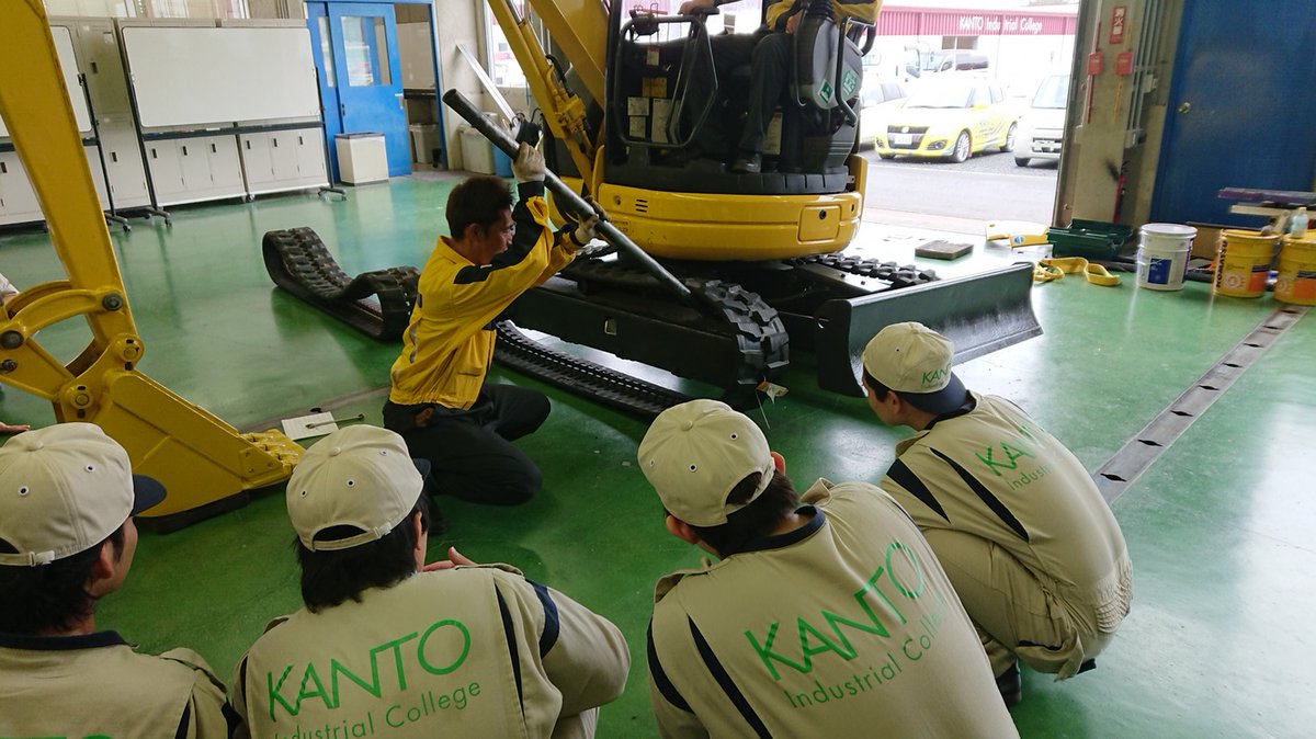 kantoinc's tweet photo. 産栄車輛様のご協力にて、本校において建設機械の整備についての授業が行われました。
今回はキャタピラの交換作業、エンジン整備作業���ついてご教授いただきました。
学生たちも真剣に受講しておりました。
自動車整備においては経験できない内容を体験できましたこと感謝いたします。 https://t.co/XKmgeOYGTk