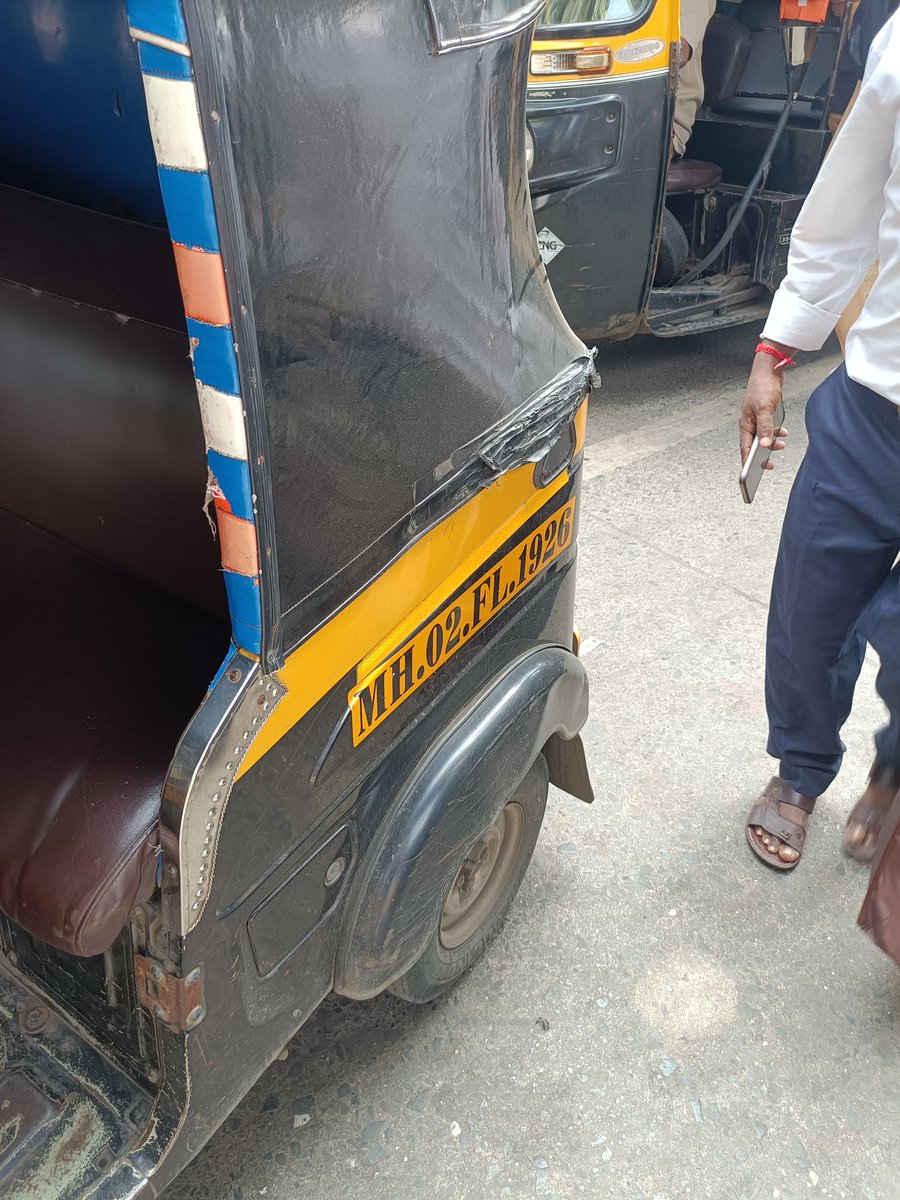 daniyalg51's tweet photo. @MTPHereToHelp MH 02 FL 1926 क्रमांकाच्या रिक्षावाल्याने अंधेरी पूर्व रेल्वे स्टेशन पासून चकाला अंधेरी पूर्वेला मीटर ने जाण्यास नकार दिला आणि २००/- भाडे सांगितले. ह्यावर काही कारवाई होईल का? नेहमी प्रवाश्यांना ह्या गोष्टीचा सामना करावा लागतो. https://t.co/EVtp2PdJYY