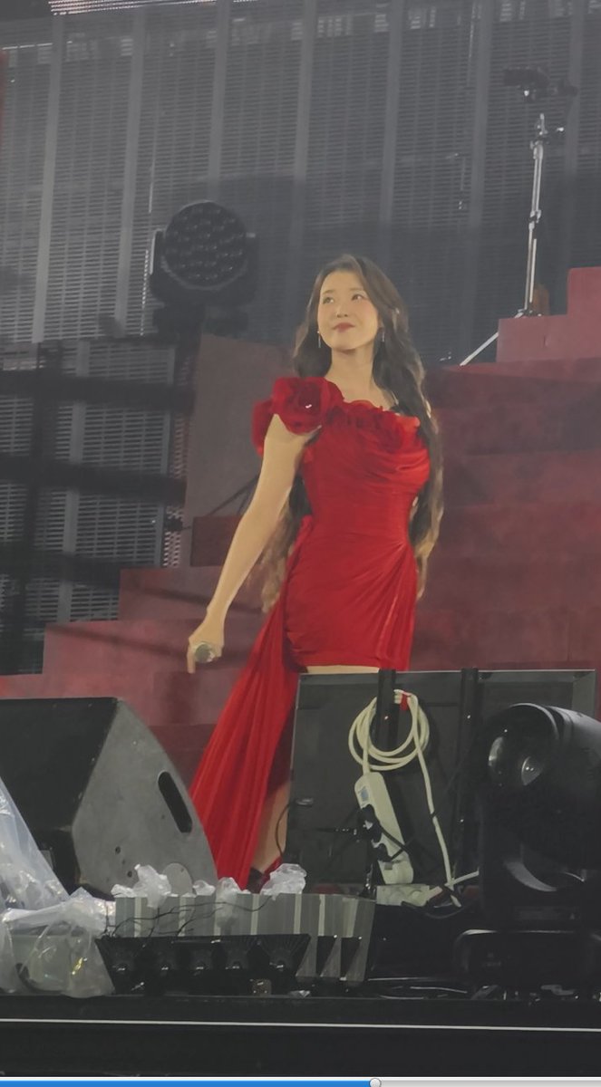 __InvU's tweet image. 240921 IU HEREH WORLD TOUR CONCERT ENCORE : THE WINNING - Shopper youtu.be/VlhcvasGgrY?si…