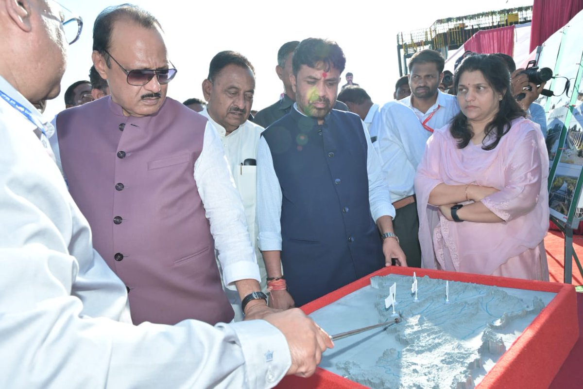 उपमुख्यमंत्री <a href="/AjitPawarSpeaks/">Ajit Pawar</a> यांच्या हस्ते तिरु नदीवरील 7 बॅरेजचे लोकार्पण व जलपूजन झाले. क्रीडा व युवक कल्याण मंत्री <a href="/BansodeSpeaks/">Sanjay Bansode Official</a>, आमदार विक्रम काळे, आमदार बाबासाहेब पाटील, जिल्हाधिकारी <a href="/Iasvarshathakur/">Varsha Thakur - Ghuge (IAS)</a> यांच्यासह पदाधिकारी, अधिकारी, कर्मचारी व नागरिक यावेळी उपस्थित होते.