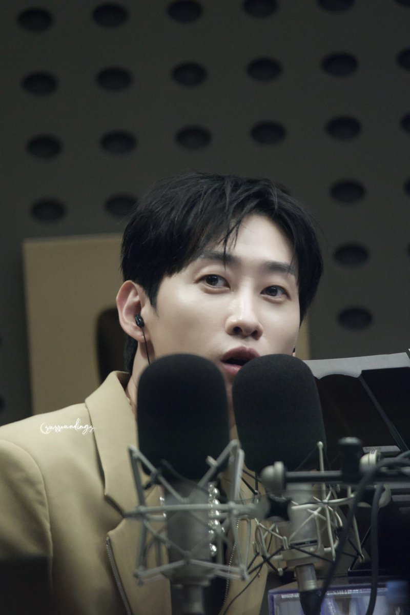 DALSRD's tweet photo. 🌙2024.09.30 Kiss The Radio

😯😐

@AllRiseSilver

#INEVITABLE 

#은혁 #이혁재 #EUNHYUK #LEEHYUKJAE 
#SUPERJUNIOR #슈퍼주니어 #슈쥬
#ELF #HKELF #엘프 https://t.co/eYGlirLTjA