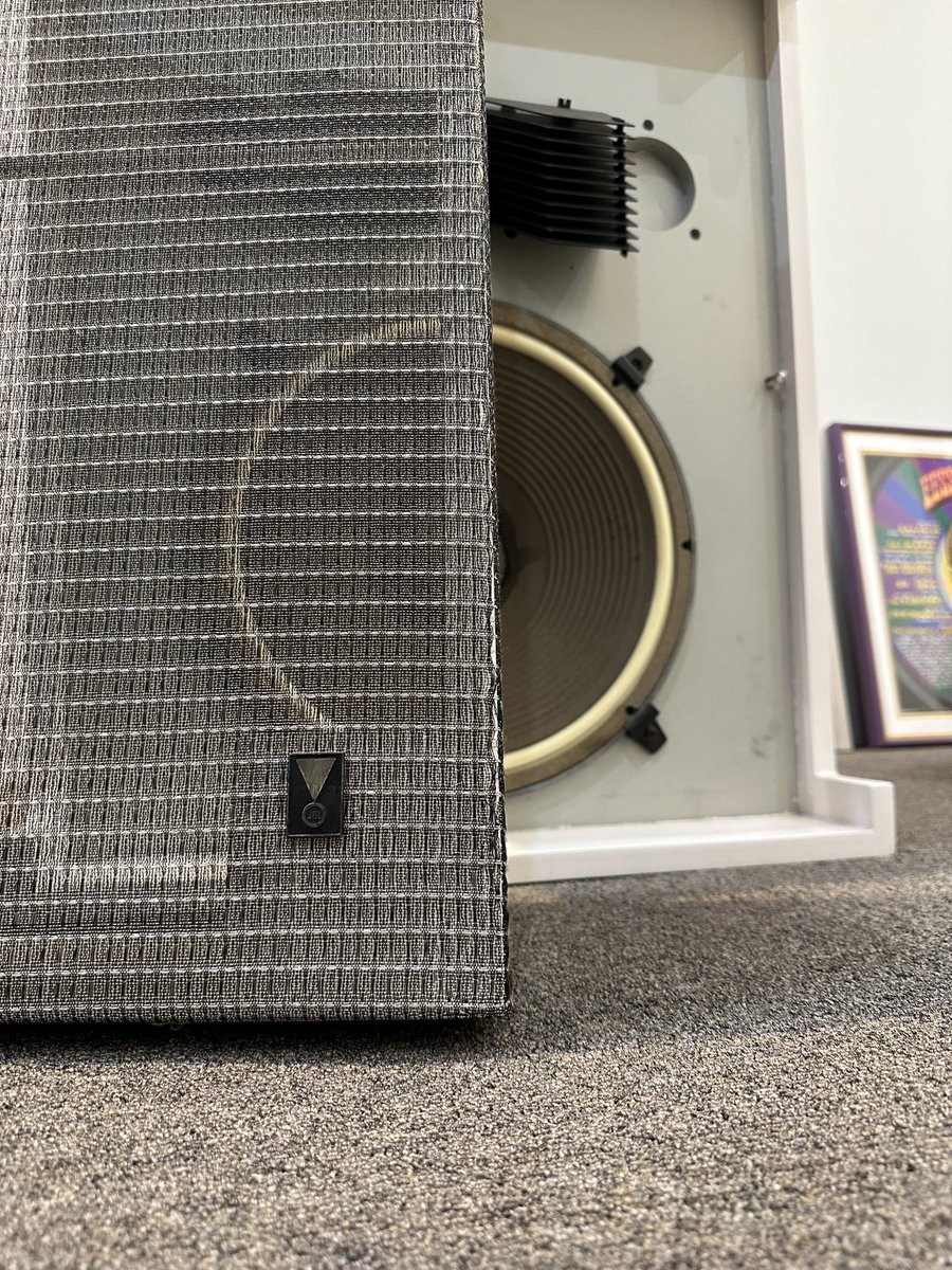 911_sl_35's tweet photo. JBL C50SMS7 
JBLが初めて作ったスタジオモニターです。ユニットは全てブルーユニットの超希少なシステムです！日本ではとてもレア！
当時のJAZZ喫茶やロックBARのサウンドです！　#jbl #jblc50 #c50sm https://t.co/Ezy6zIJZh6