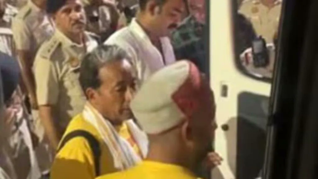 सोनम वांगचुक की पदयात्रा को दिल्ली आने से हरियाण और दिल्ली पुलिस रोकने का प्रयास किया और गिरफ्तार कर लिया गया हैं, बहुत ही निंदनीय है!

सोनम वांगचुक ने एक महीने पहले साथी लद्दाखियों के साथ लेह से लद्दाख, हिमाचल प्रदेश और पंजाब होते हुए अपना शांतिपूर्ण मार्च शुरू किया था। 

सरकार