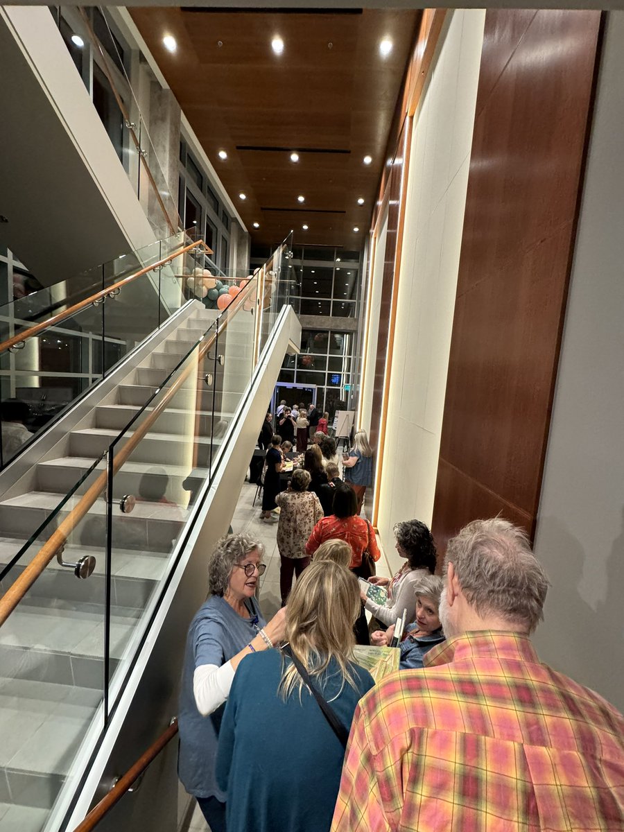 Ann Patchett and Robin Glasser’s book signing line at Six Bridges Book Festival in Little Rock last night. I was toward the front of the line, which looked like this. I was impressed with how efficiently CALS staff moved us through. What fun to see them in Arkansas! 📕