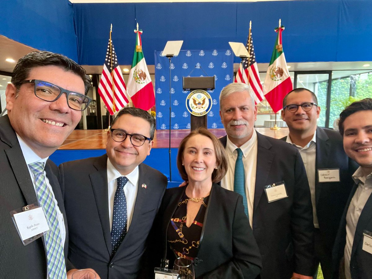 #Cemex <a href="/CONCAMIN/">CONCAMIN</a> Norteamérica presente en la recepción de <a href="/USEmbassyMEX/">Embajada de EE.UU. en México</a> con motivo de la visita de <a href="/FLOTUS/">First Lady Melania Trump</a> <a href="/USAmbMex/">Embajador Ronald Johnson</a> seguimos impulsando la colaboración México-EUA 🇲🇽🤝🇺🇸