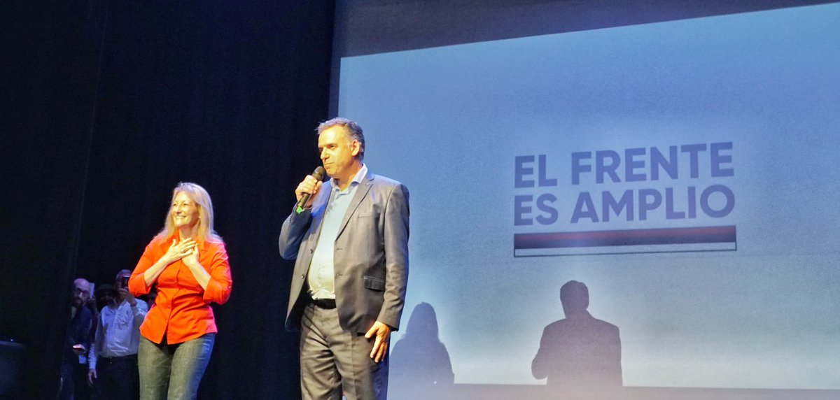CosseCarolina's tweet photo. Uruguay latió en Buenos Aires. Impresionante el acto que vivimos esta noche con @OrsiYamandu en el que participaron cientos de compatriotas que viven en la otra orilla 🇺🇾🇦🇷 https://t.co/wSS8X4fJhG