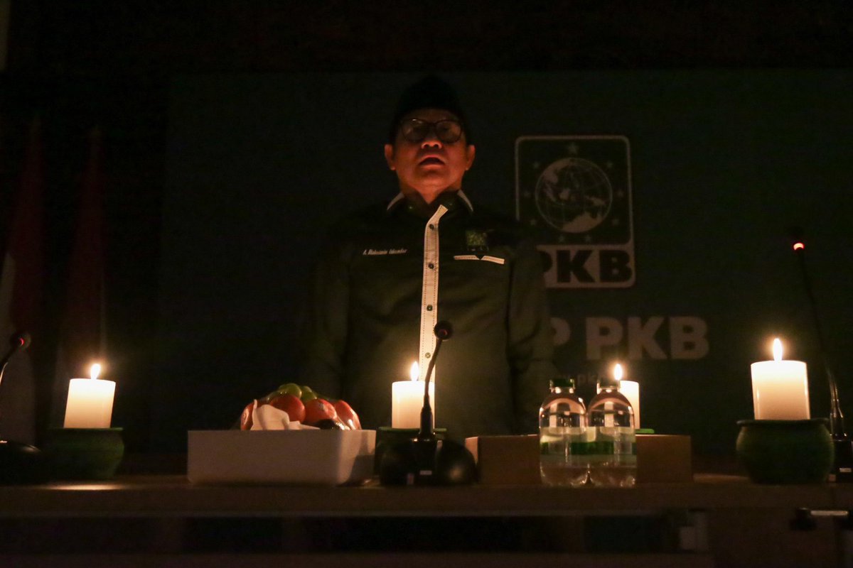 cakimiNOW's tweet photo. Semalam membai’at 68 Calon Anggota DPRRI PKB yang akan dilantik pagi hari ini.
Bai’at adalah tradisi NU untuk sumpah janji kerja dan pengabdian kepada Allah dan seluruh alam semesta.
Imsyaalloh dengan bai’at akan komit dan selalu dalam pertolingan Tuhan Yang Maha Kuasa
Selamat para Anggota Baru DPRRI @DPR_RI