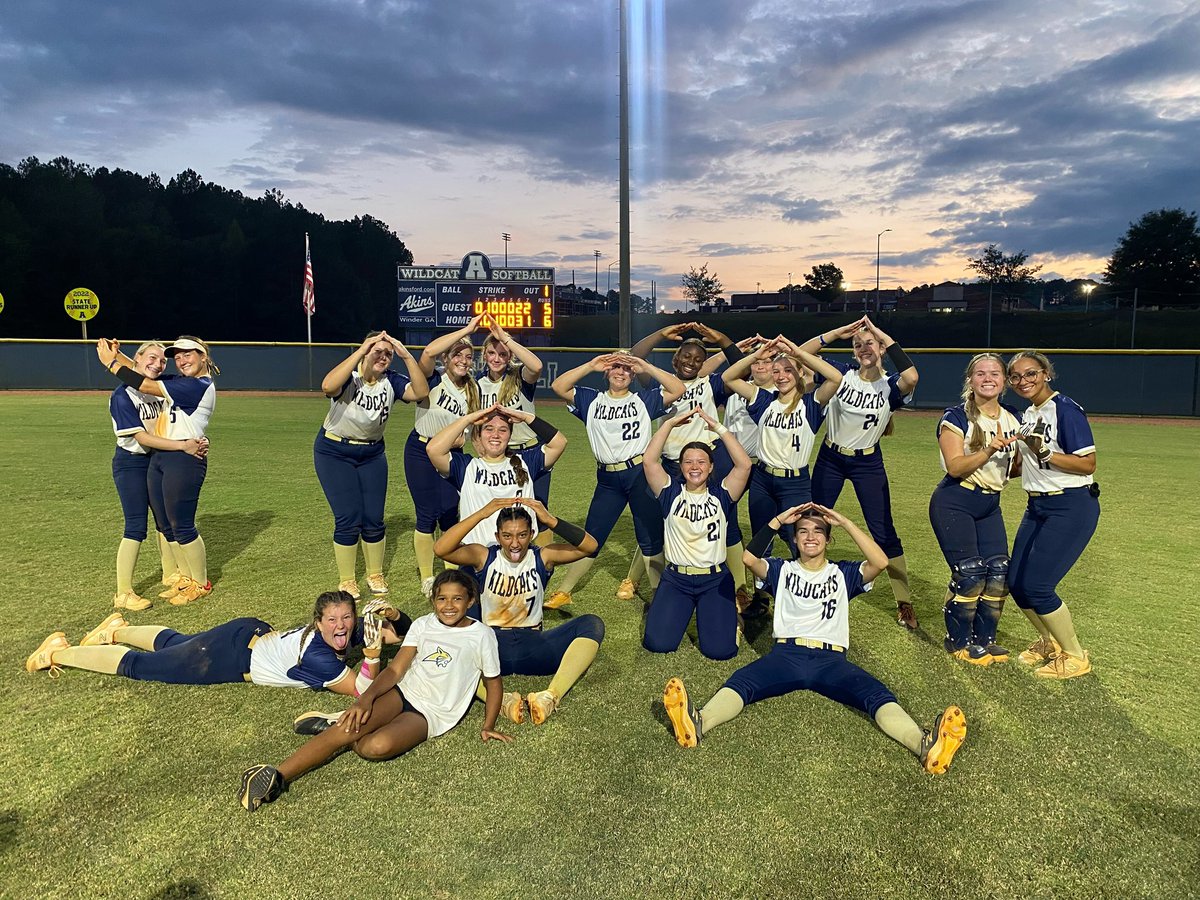 Big region W tonight!! Complete TEAM effort. Let’s do it again tomorrow 😼

EE&gt;&gt;gg