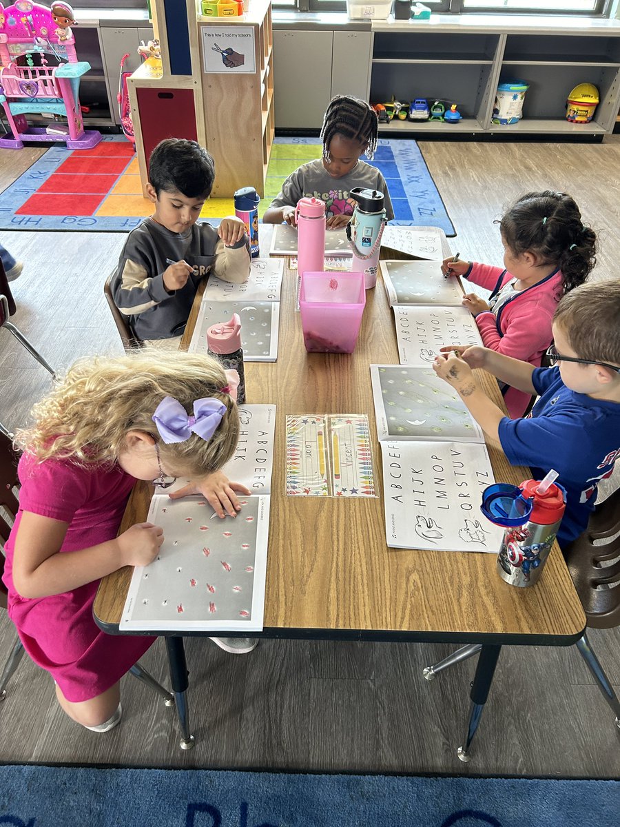 Hard at work! Pre-K students are working on coloring in our new ‘Learning Without Tears’ workbooks! 🖍️🎉 <a href="/HowellRoadVS13/">Howell Road Elementary School</a> <a href="/VS13UFSD/">ValleyStream13UFSD</a> n