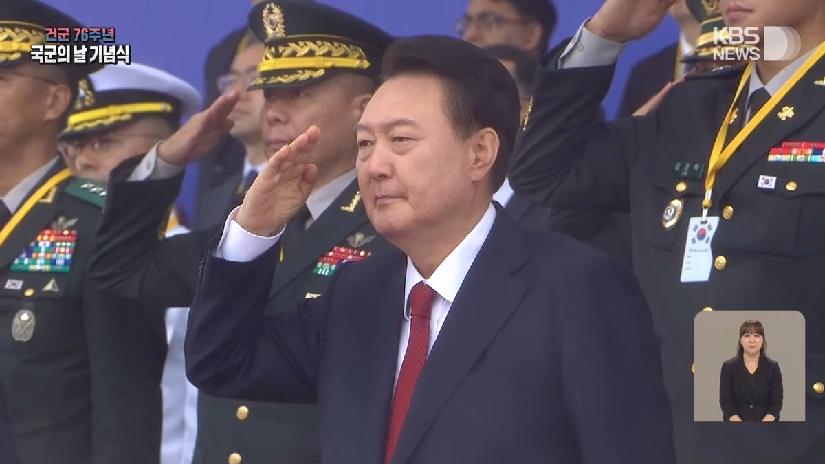 80억 쇼를 병신으로 만드는 돼통령의 경례

어휴 병X아.