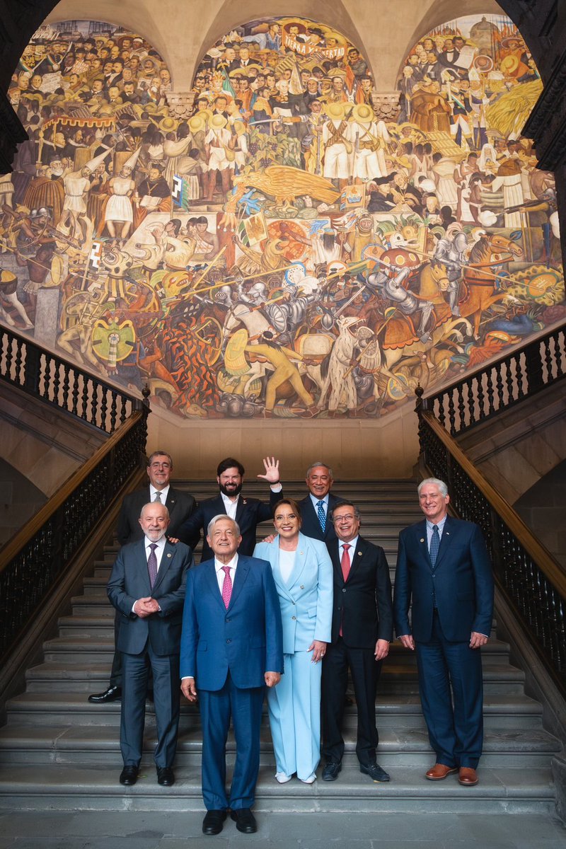 Los presidentes del progresismo latinoamericano despedimos a Lopez Obrador con el mural de arte de Diego Rivera detrás de nosotros