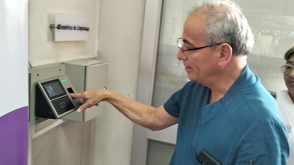 HInfectologia's tweet photo. Con una emotiva despedida a un camino de nuevos desafíos.  Servidores de nuestro 🏥 aplaudieron al 👨🏻‍⚕️ neurólogo Francisco Andino Rodríguez en la última marcación de su vida laboral, luego de acogerse a su jubilación tras 28 años de trabajo por la salud de nuestros pacientes. https://t.co/3KzxjVTUSu