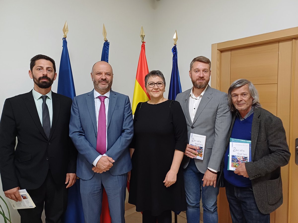 ElisabetaBotan's tweet photo. «Pe 27 septembrie, Ambasada României din Madrid a fost gazda unui eveniment cultural plin de rafinament, dedicat poeziei și muzicii clasice. Iubitorii de literatură au avut ocazia de a se bucura de un fascinant „Zbor între două lumi”.... » https://t.co/nD1OdqKh1h