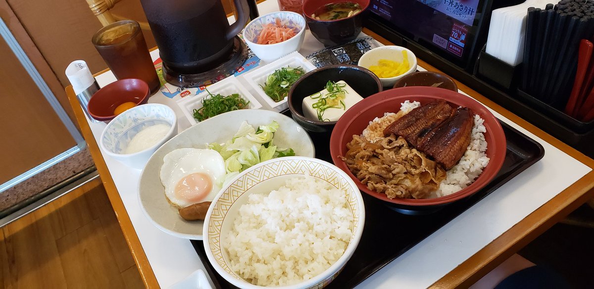 discoDJdmx's tweet photo. へぃ。今日！すき家。うな牛丼。納豆ソーセージ定食。両方大盛り。玉子、納豆、冷やっこ、とろろ、たくあんWトピ｡2260円。美味し。🐸🐸🙆🙆
#すき家
#モーニング
#まっちゃんが行く https://t.co/rvUyBcctPv