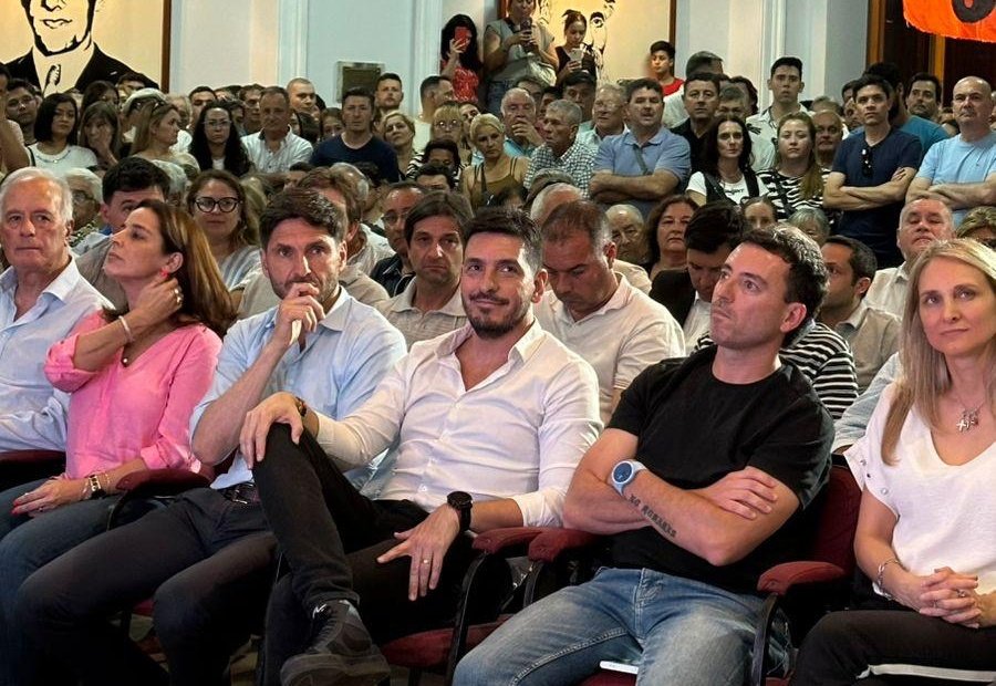 "En la UCR somos las instituciones o no somos nada. Hoy comenzamos el camino hacia el 2025 y 2027"

 <a href="/ferrermarcos/">Marcos Ferrer</a> asumió hoy como nuestro nuevo presidente. En su discurso, destacó la importancia de la unidad y el compromiso de la UCR para construir una alternativa de gobierno.