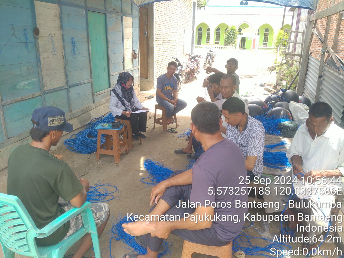 AnggunAngg25809's tweet photo. Kegiatan hari ini 

Mendampingi kelompok sinar harapan dalam akses informasi KP dan teknologi KP mengenai cara merakit atau membuat tali bentang  rumput laut di Desa Pajukukang Kec Pajukukang Kab Bantaeng 

#luhlapor
#kkp https://t.co/E0Xza5m7OV