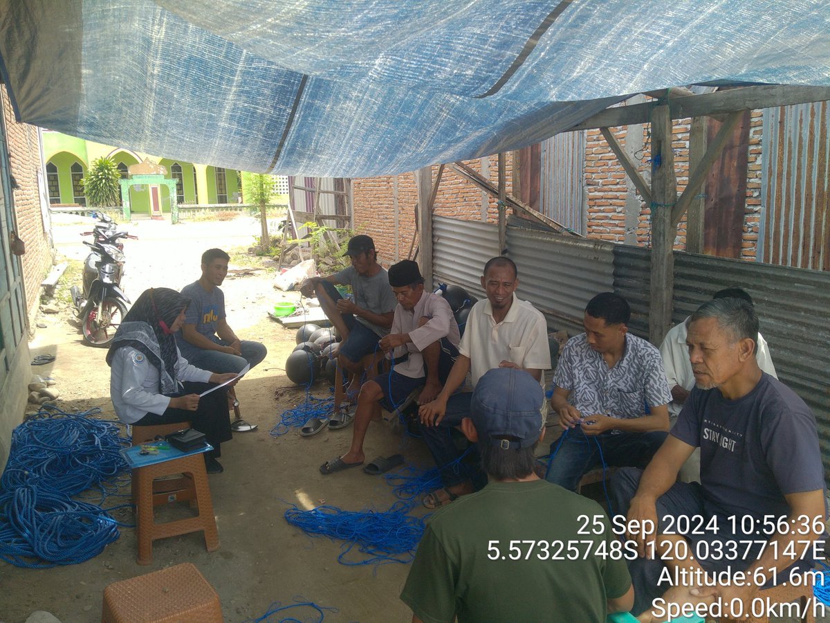 AnggunAngg25809's tweet photo. Kegiatan hari ini 

Mendampingi kelompok sinar harapan dalam akses informasi KP dan teknologi KP mengenai cara merakit atau membuat tali bentang  rumput laut di Desa Pajukukang Kec Pajukukang Kab Bantaeng 

#luhlapor
#kkp https://t.co/E0Xza5m7OV