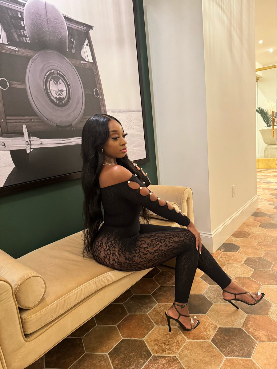 alluringbeing's tweet image. Top gyal ☺️💕