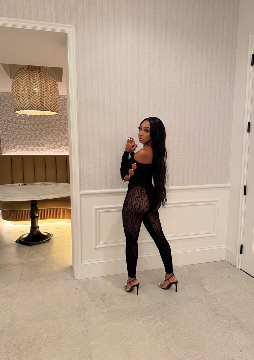 alluringbeing's tweet image. Top gyal ☺️💕