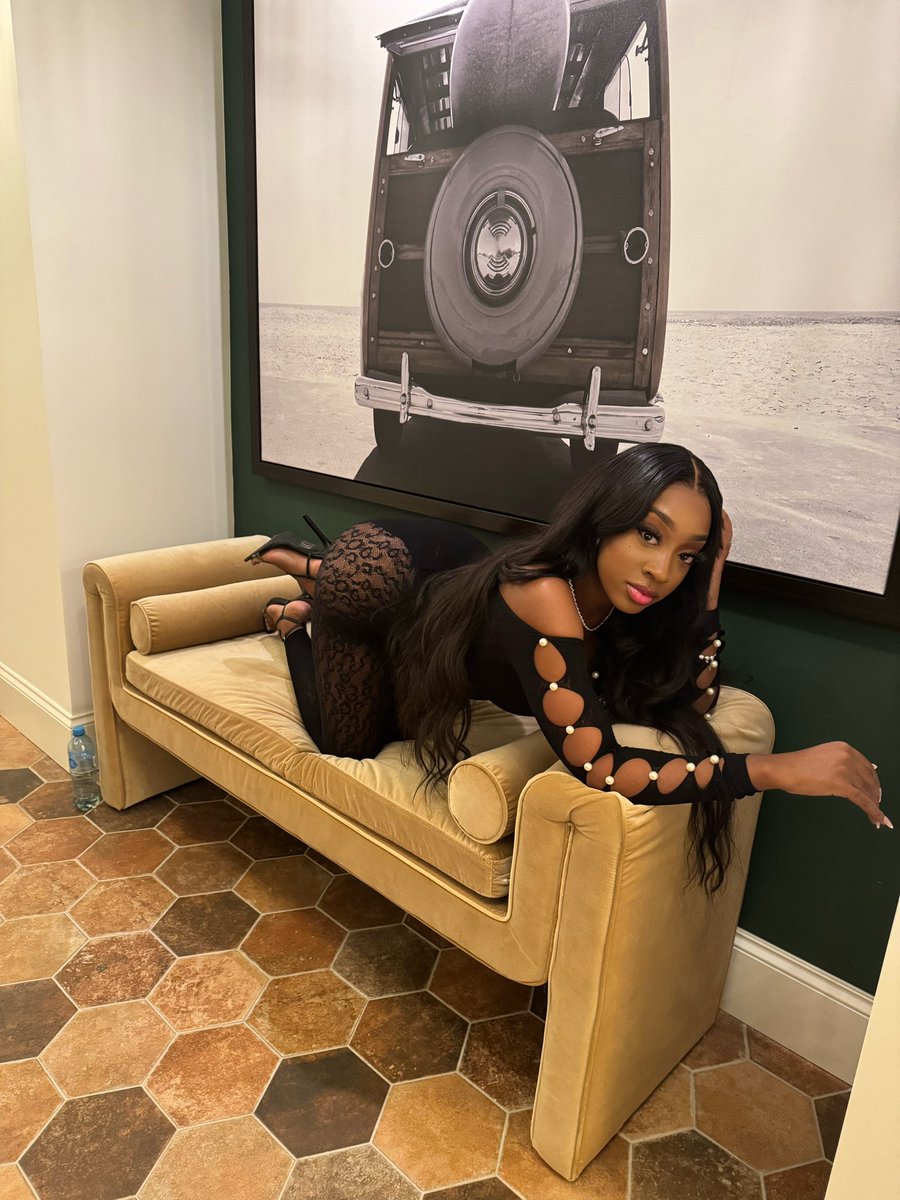 alluringbeing's tweet image. Top gyal ☺️💕