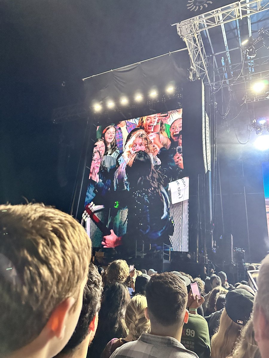 cinemya's tweet photo. gresties pls help me find this person bc their reaction is priceless and i need them to find this picture

tags: @GretaVanFleet #gretavanfleet #soundside soundside music festival https://t.co/7JNLdHZbMU