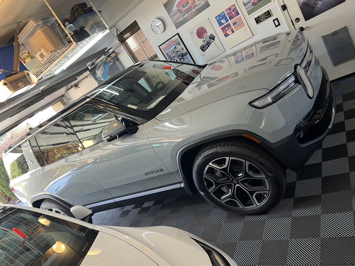 Helping <a href="/Rivian/">Rivian</a> surpass their Q3 #’s today! ⚡️🙌
Thanks again <a href="/RivianTrackr/">Jose | RivianTrackr</a> 🫡