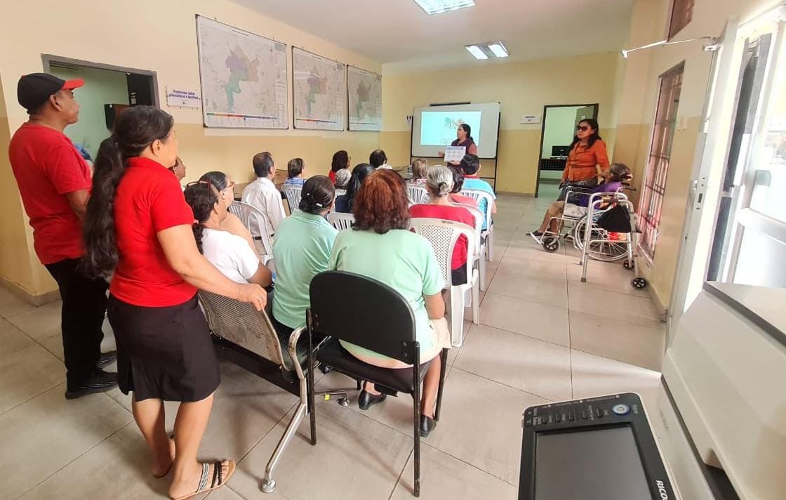 Salud_Guayas's tweet photo. #Samborondón | "Aunque ellos olviden, nosotros no podemos olvidarnos de ellos" 🧓 🧑‍🦳

Profesional de la @Salud_Ec realiza conversatorio dirigido al Club #AdultoMayor sobre las consecuencias y deterioro del #Alzheimer.

#ElNuevoEcuadorResuelve https://t.co/6FxT4ffY7W