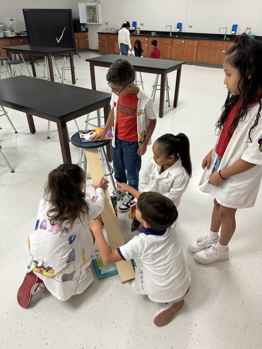 MsPeinadoMRES's tweet photo. We have learning in motion in our science lab! Thanks @Ms_Serrano_MRES for letting me pop in and join the fun! #ALLIN #ALLINforOURmission #manymindsONEmission https://t.co/OFMcWq8hqX
