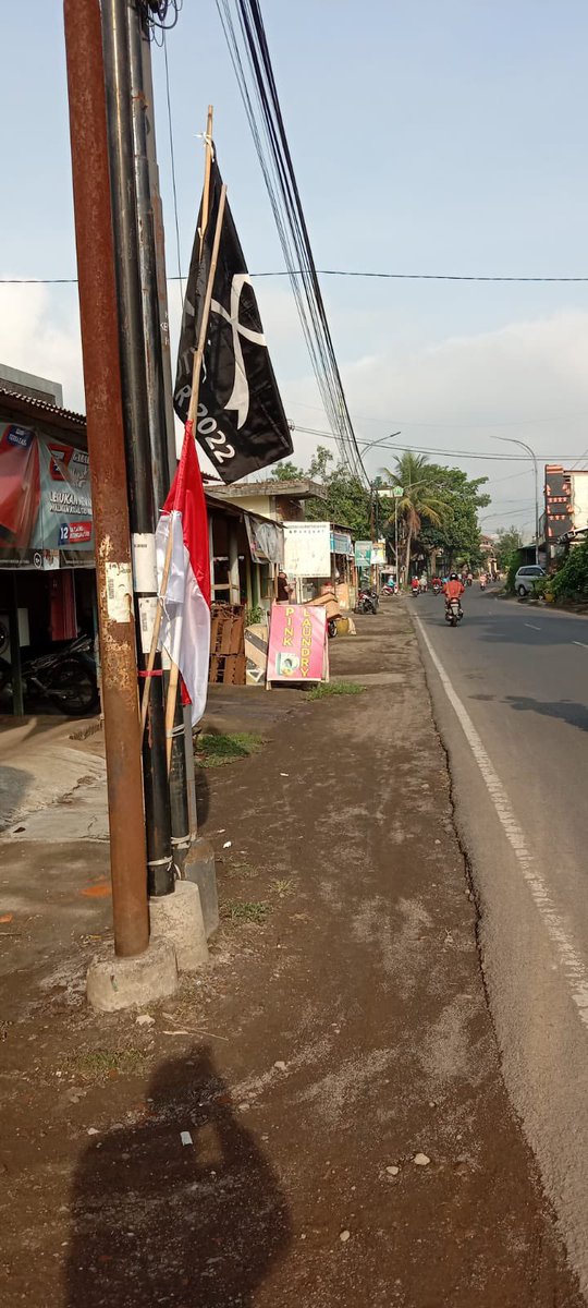 tribunmelawan's tweet photo. Pagi ini di rumah masing-masing keluarga korban anggota JSKK, bendera merah-putih tidak ditinggikan, dan bendera hitam naik berkibar dalam memperingati #2TahunTragediKanjuruhan dan Hari Duka Sepak Bola Nasional. https://t.co/TWtECsfbLj
