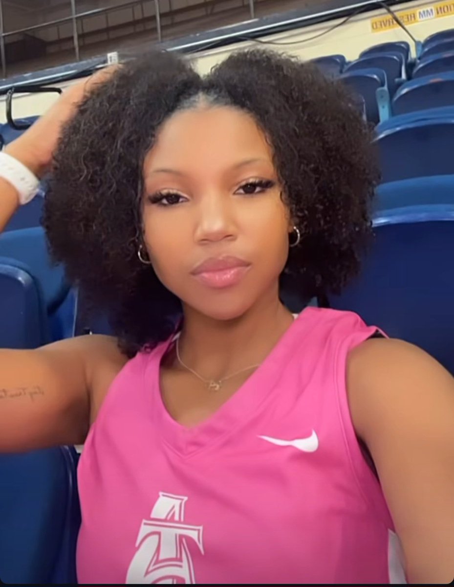 EvelynMDouglas's tweet image. Last media day as a collegiate wbb player. 🥹💙🐶💛❤️ #AggiePride #MBALoading #RisingSportsJournalist