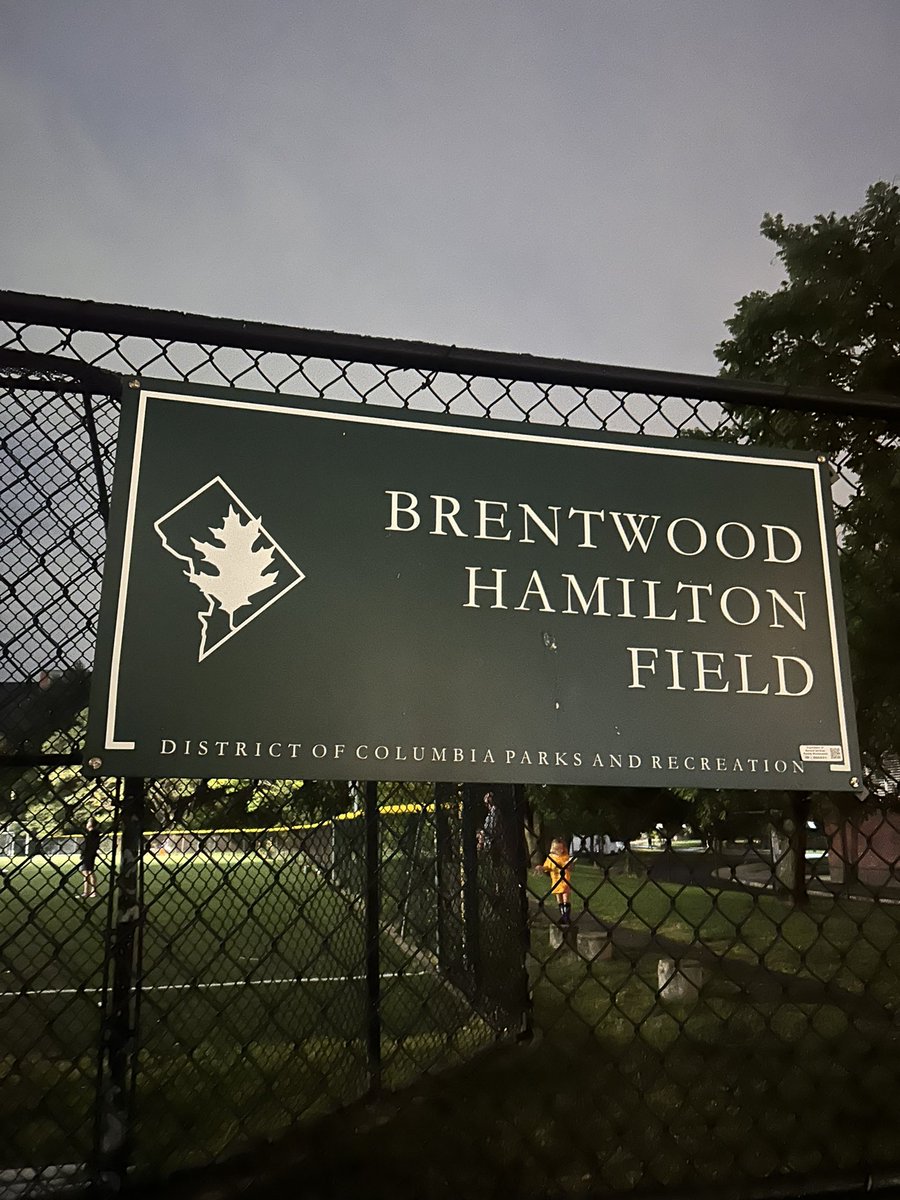 Emgoblue14's tweet photo. Hey @DCDPR @DCDPW @311DCgov @CMZParker5 can we get some help over at the Brentwood Hamilton Field? 60-70% of the lights on the south half of the fields are out. Kids practicing in the dark and it’s only getting darker. Unsafe. https://t.co/2SF1SGSGhS