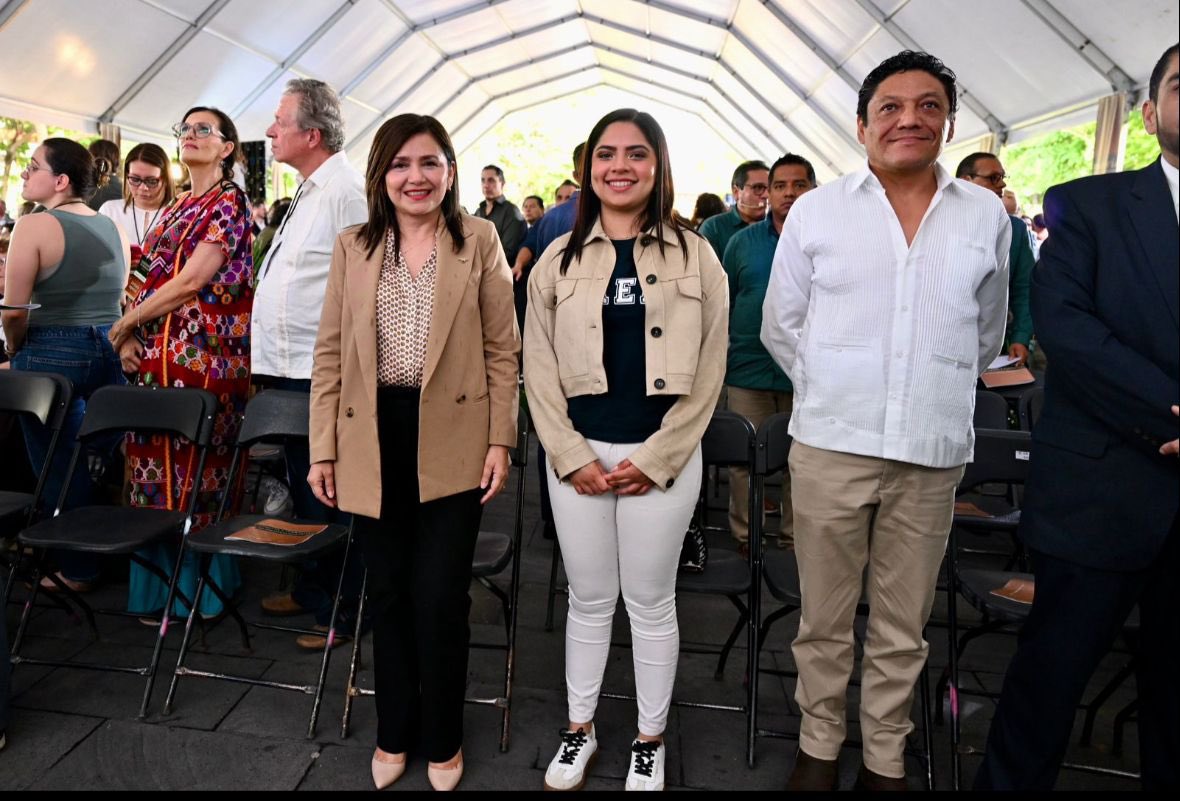 Chre01's tweet photo. Asistí en representación del gobernador @SergioSalomonC a la presentación de la filosofía e identidad del Gobierno de Morelos 2024-2030, liderado por Margarita González. 

Es un honor fortalecer lazos entre estados y trabajar a favor de las y los ciudadanos, reafirmando  el compromiso de nuestro mandatario estatal, de estrechar lazos para generar un impacto positivo en nuestras comunidades.

¡Enhorabuena!